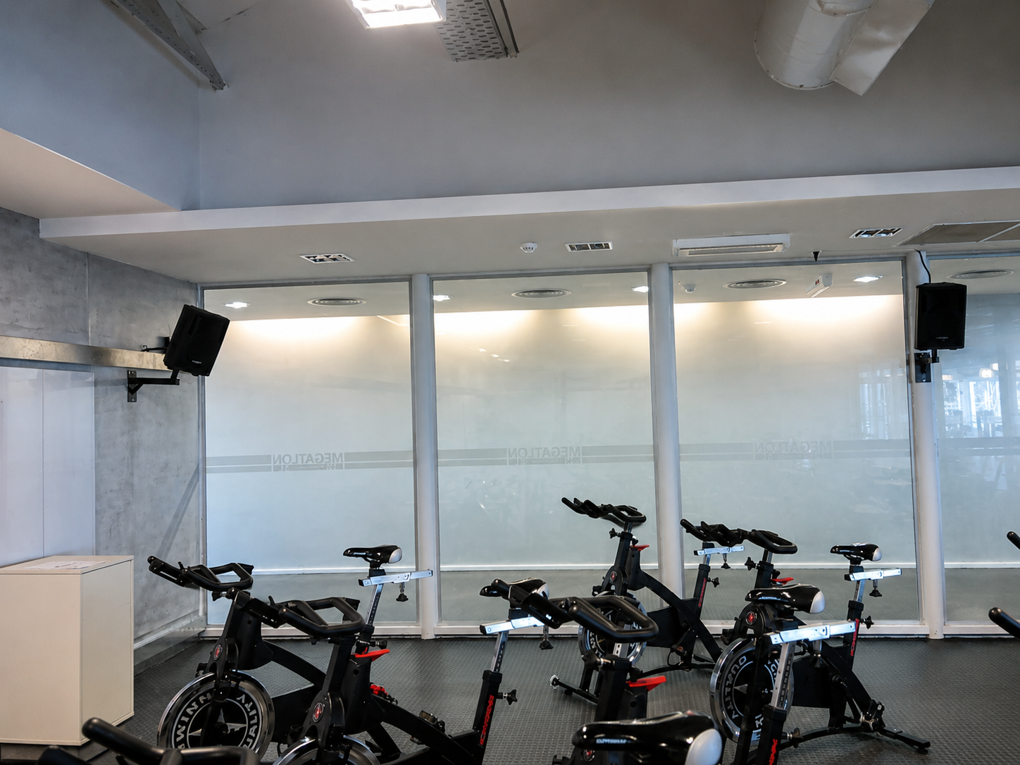 Bafles instalados en sala de spinning